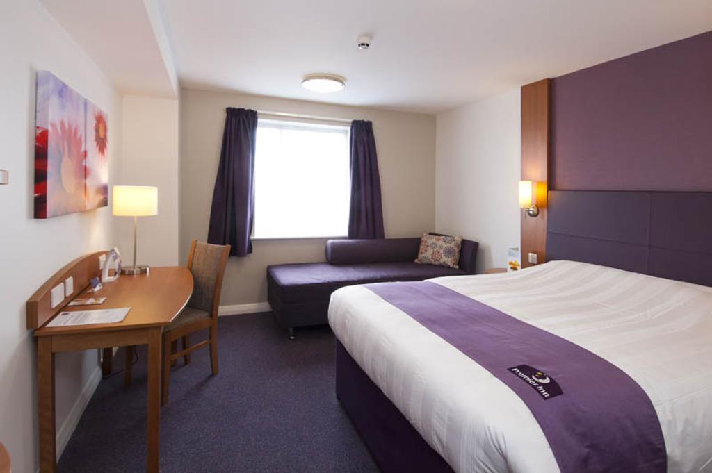 Premier Inn Edinburgh ダルケイス エクステリア 写真