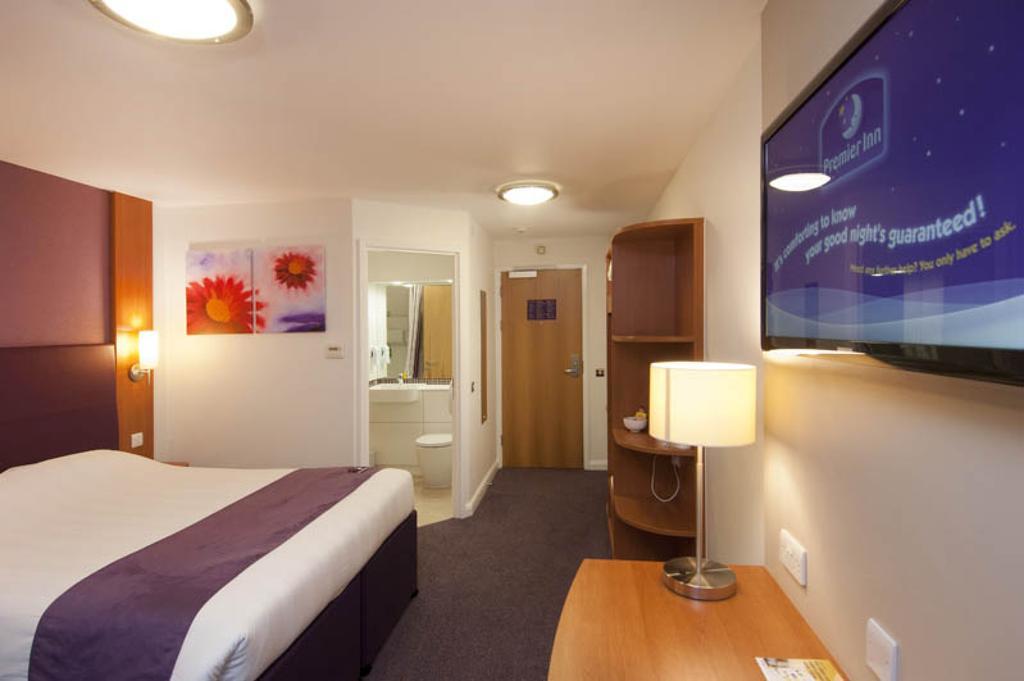 Premier Inn Edinburgh ダルケイス エクステリア 写真